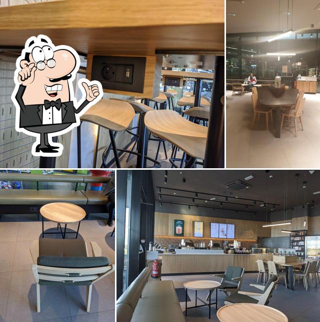 Installez-vous à l'une des tables de Starbucks