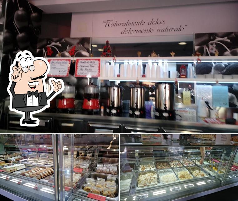 Siediti a un tavolo di Gelateria Cherry