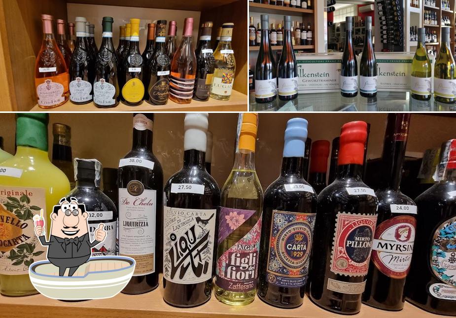 Prenditi una bevanda alcolica dal menu