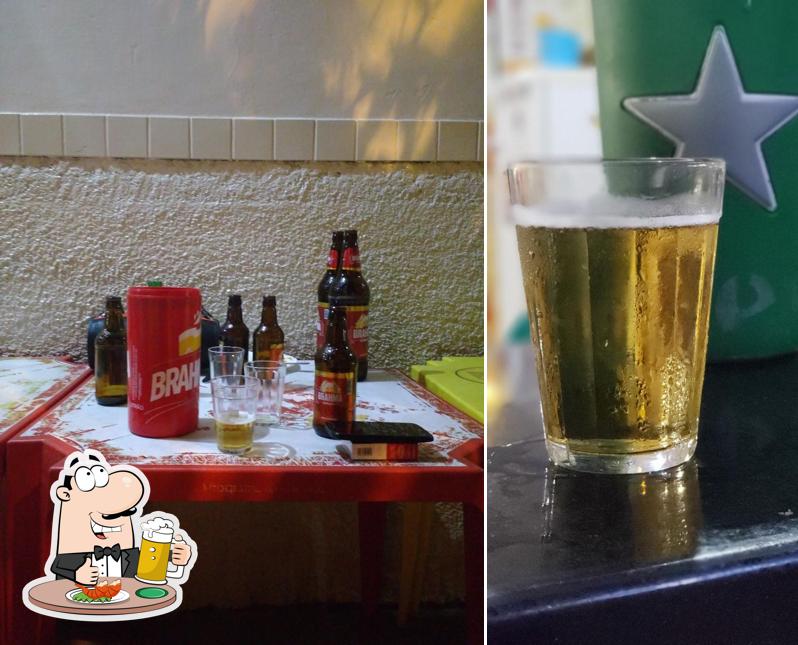 Desfute um copo de cerveja leve ou escura