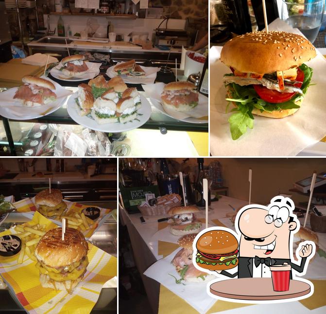 Prenditi un hamburger a Cafè Seventy 4 Drink&Food