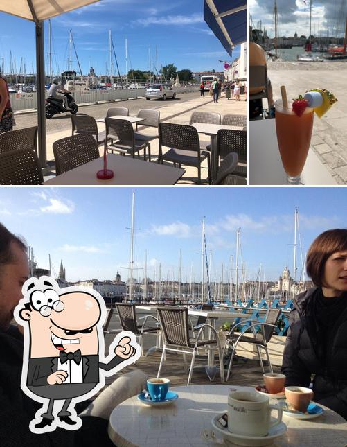 Parmi les différentes choses de la intérieur et la boisson, une personne peut trouver sur Café du Bassin