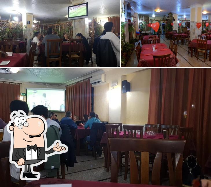 Guarda la immagine che presenta la interni e tavolo da pranzo di Frank Pizzeria Ristorante - Dal 1975