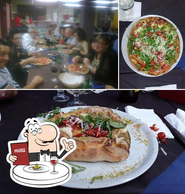 La foto della cibo e tavolo da pranzo di A Raisa