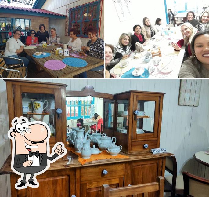 Sente em uma das mesas no Dona Maria Casa de Chás