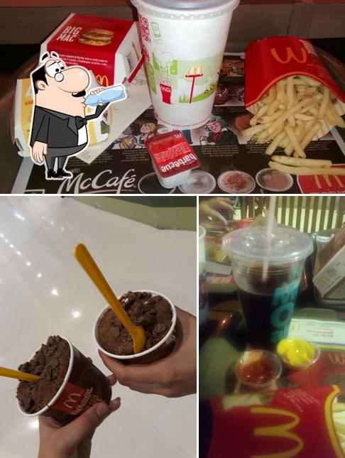 Entre diversos coisas, bebida e comida podem ser encontrados no McDonald's