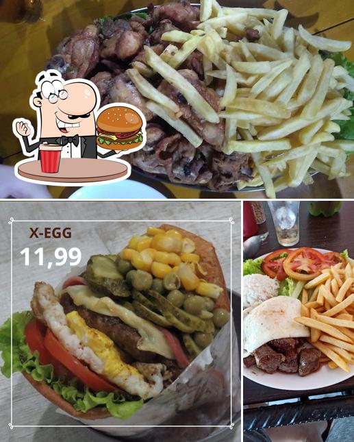 Delicie-se com um hambúrguer no Lanches Ponto Certo