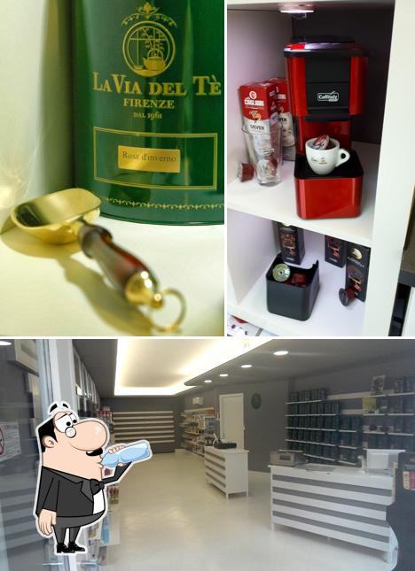 Questa è la immagine che presenta la bevanda e interni di The & Caffè Store