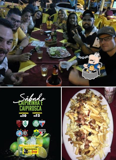 A comida e mesa de jantar do restaurante