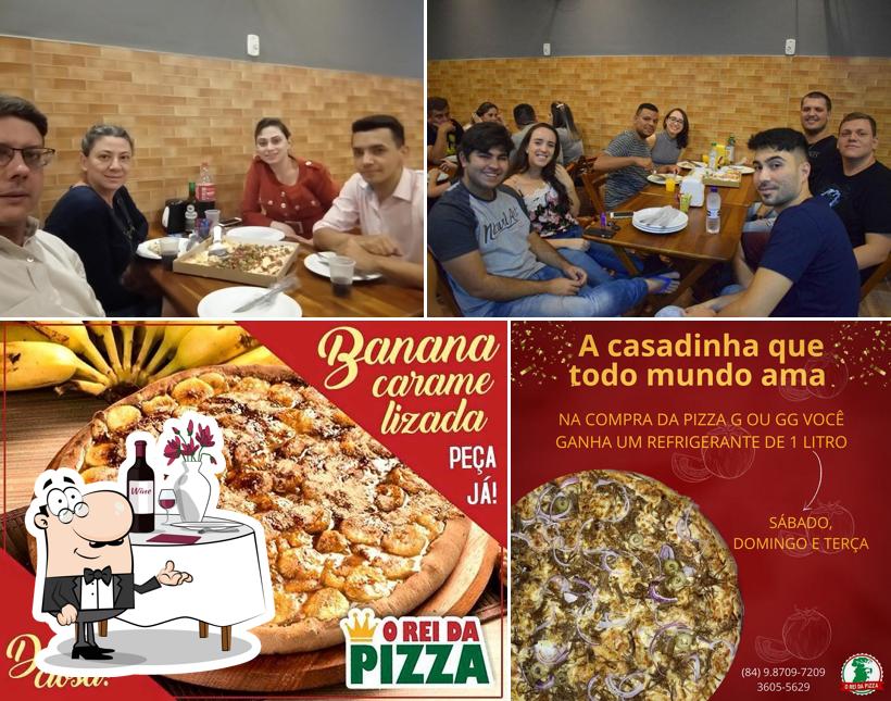 O o rei da pizza ll se destaca pelo mesa de jantar e comida