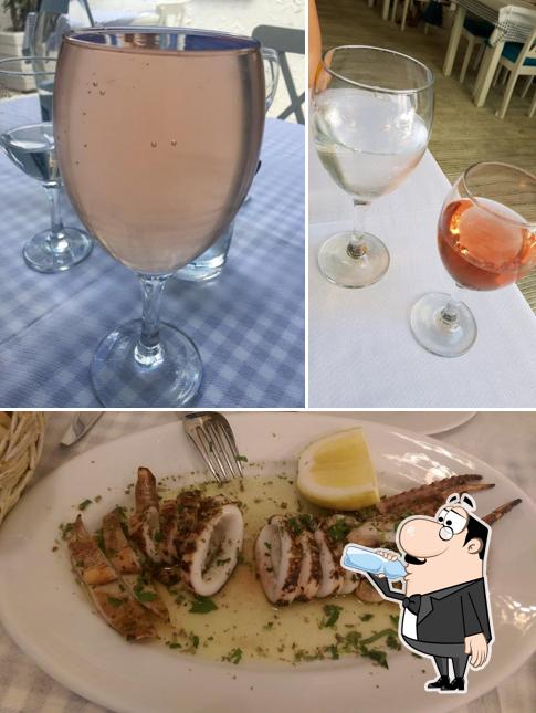 В Santorini Restaurant есть напитки, еда и многое другое