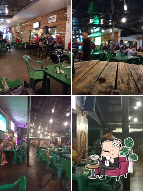 Sente em uma das mesas no Chopp Jhonis