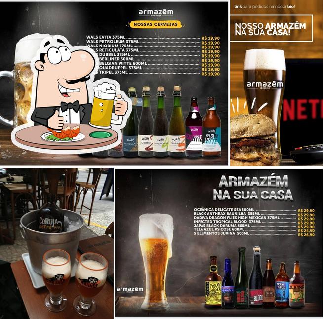 Desfute um copo de cerveja leve ou escura