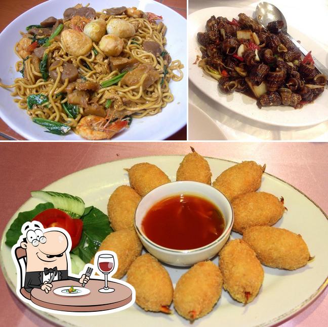 Food at Fat Wok Resto