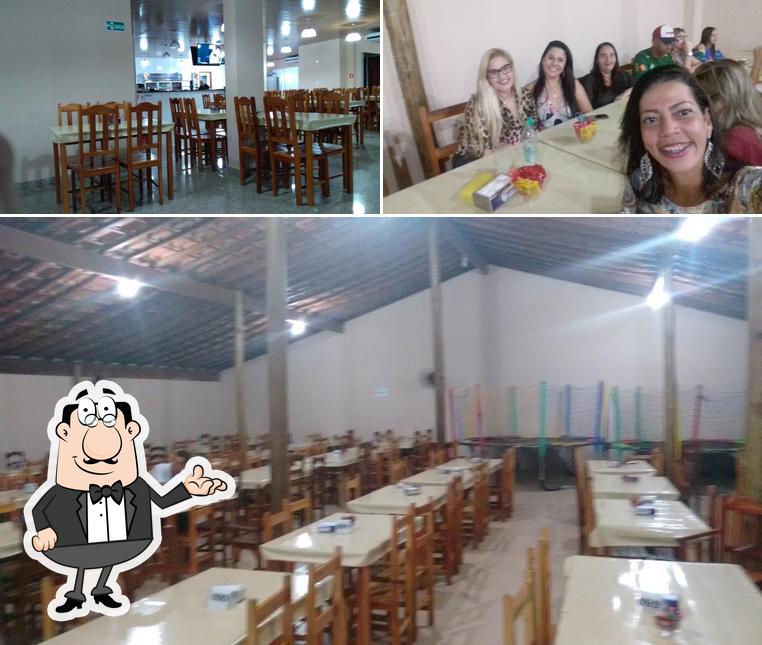 Sente em uma das mesas no Pizzaria Supimpas