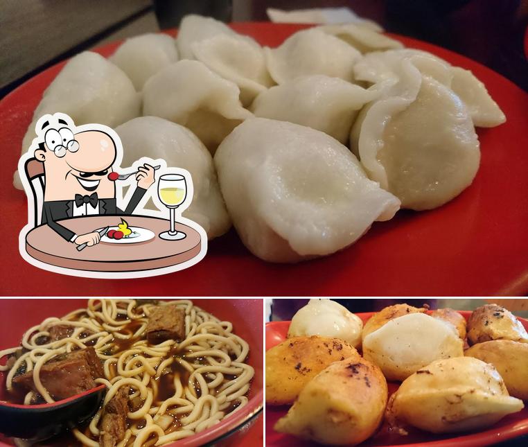 Comida en Yang's Hot Works Noodles & Dumplings