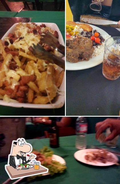 Entre diversos coisas, comida e mesa de jantar podem ser encontrados no Cantina 776 Restaurante