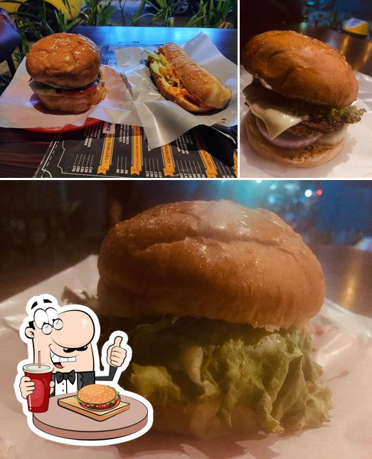 Order a burger at Thaooz Cafe