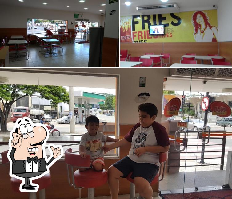 Sente em uma das mesas no Bob's Burger - Av Constantino Muriaé
