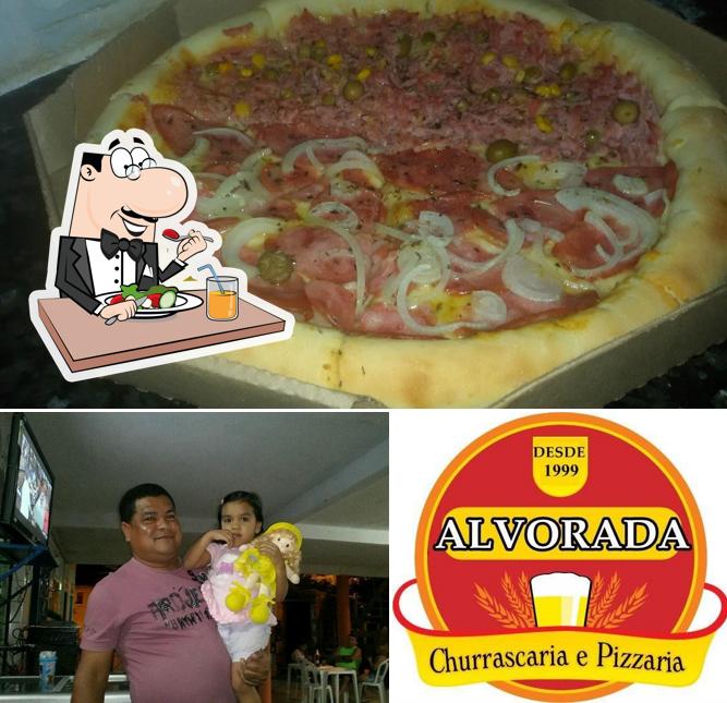 A imagem da comida e cerveja a Churrascaria & Pizzaria Alvorada