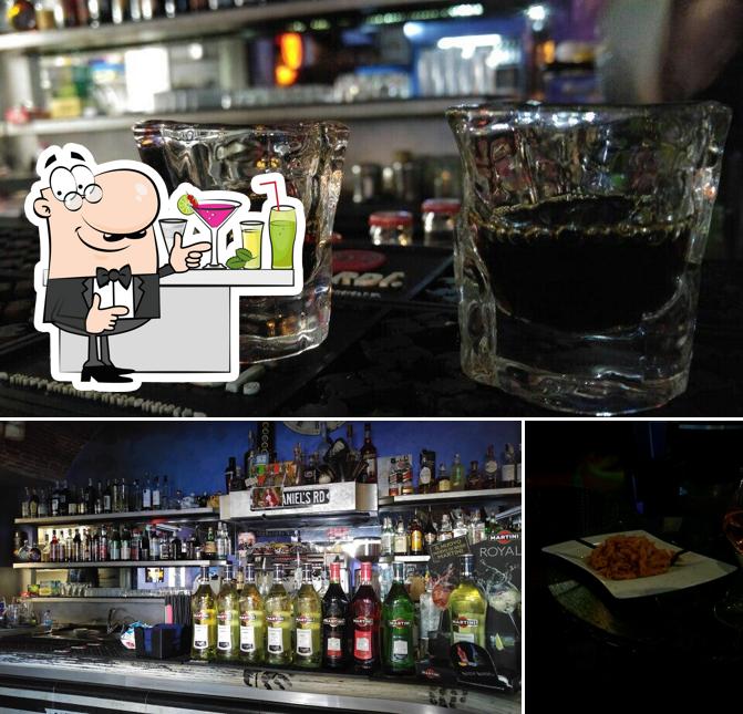 La foto di bancone da bar e cibo da Airone (Wine & Bar)