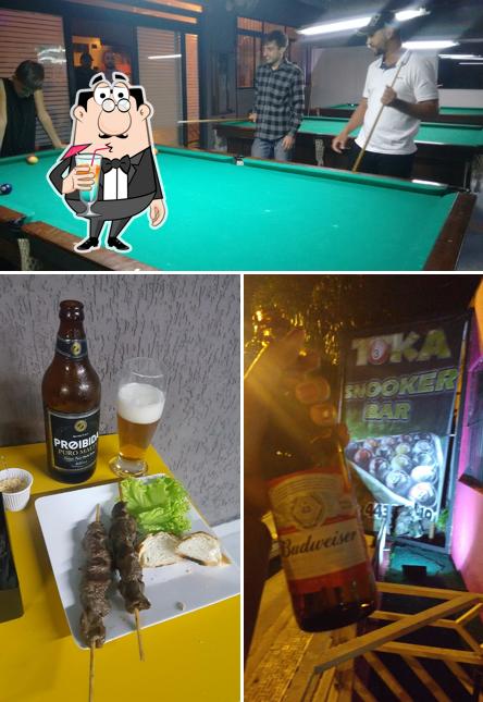 A imagem do Toka Snooker Karaokê Bar’s bebida e interior
