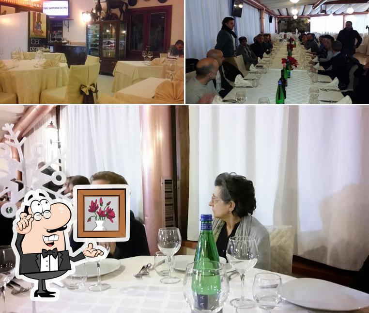 La foto di interni e tavolo da pranzo da Il Buttero Ristorante Braceria Pizzeria