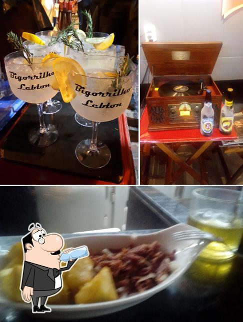 A foto da bebida e comida no Bigorrilho Lanches