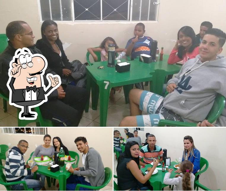 Sente em uma das mesas no O Rango Lanches