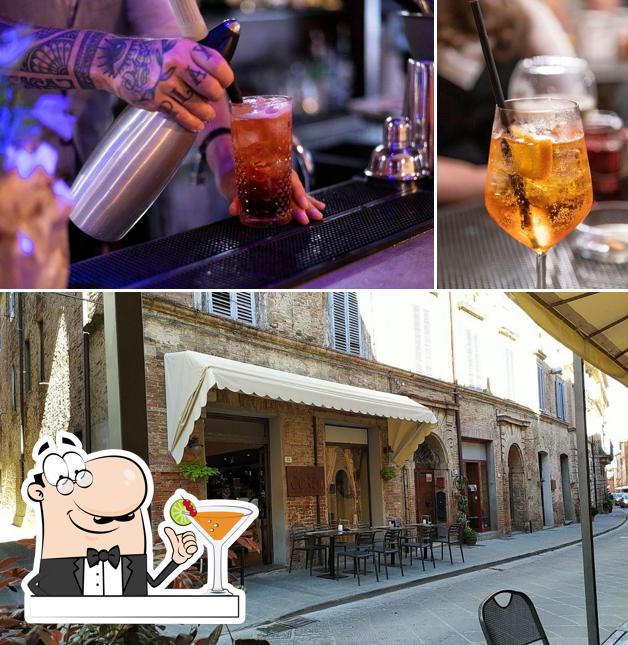 Tra le diverse cose da Bar del Corso si possono trovare la bevanda e interni