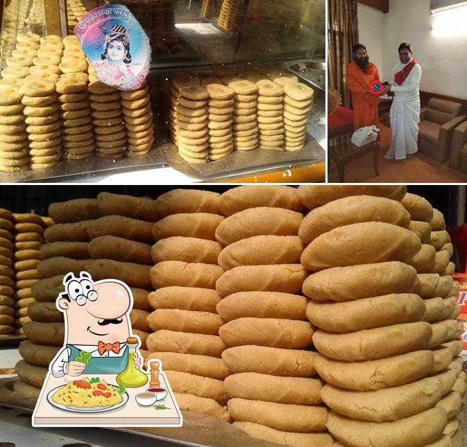 Take a look at the picture depicting food and interior at Shivam Pera Bhandar
