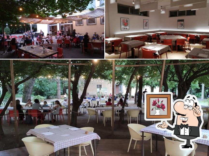 Siediti a un tavolo di JODOK pizza e cucina