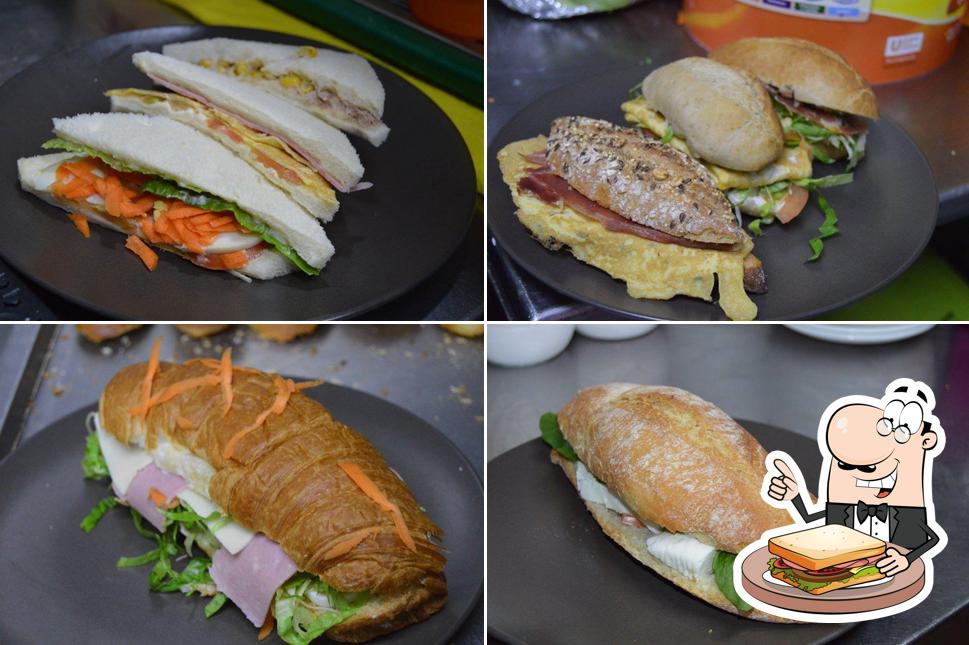Закажите бутерброды в "Cafetería La Planchita"