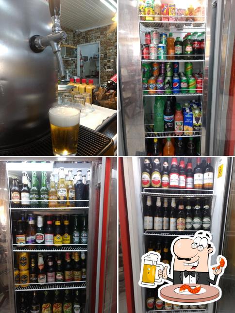 Desfute um copo de cerveja leve ou escura