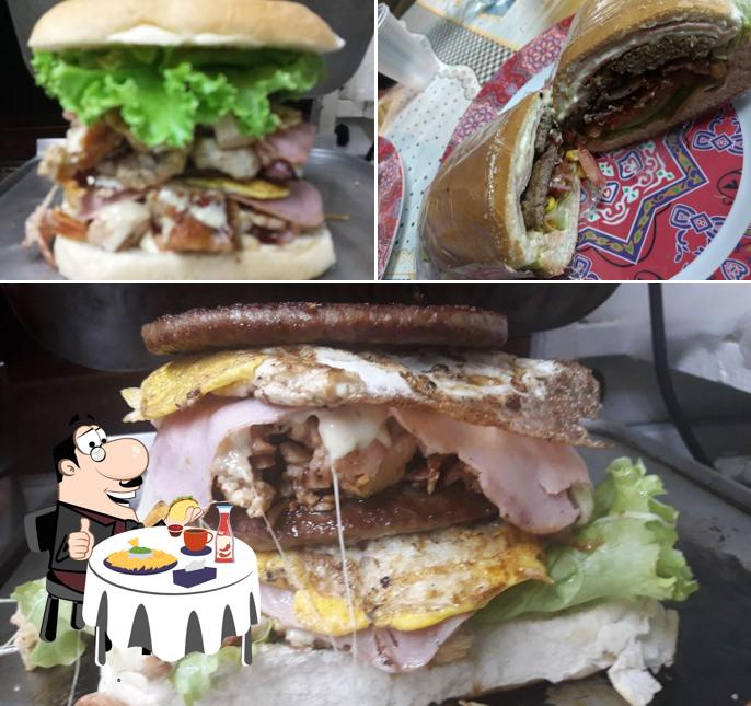 Delicie-se com um hambúrguer no Diney Lanches