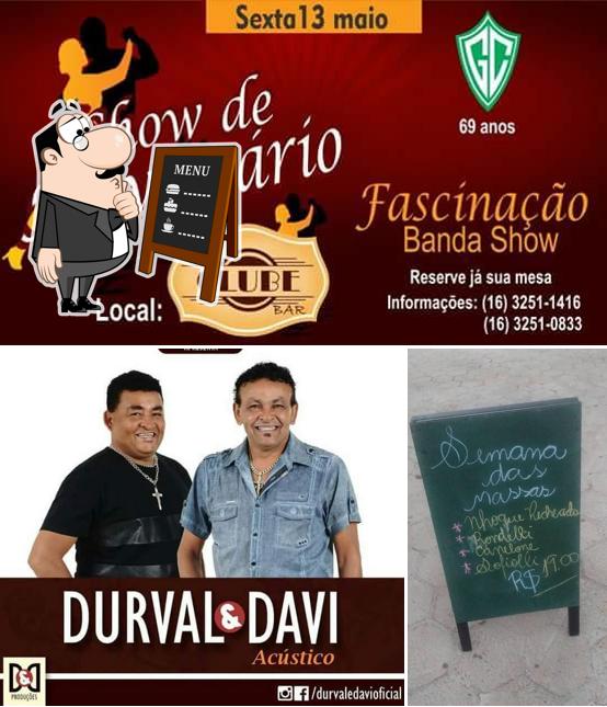 Dê uma olhada nos pratos do dia no quadro negro