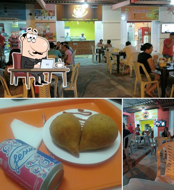 A imagem da interior e comida no Guga Lanches