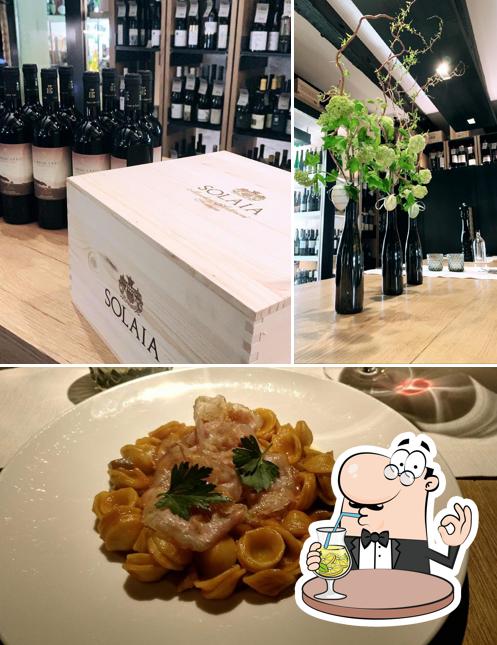 Tra le varie cose da Enoteca Vitis si possono trovare la bevanda e cibo