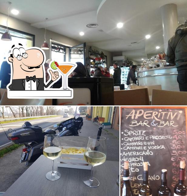 Guarda la foto che presenta la bevanda e interni di Bar&Bar