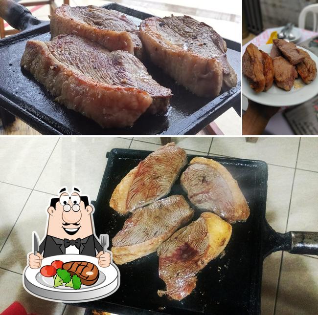 Prove pratos de carne no Via Férrea Pizzaria e Churrascaria