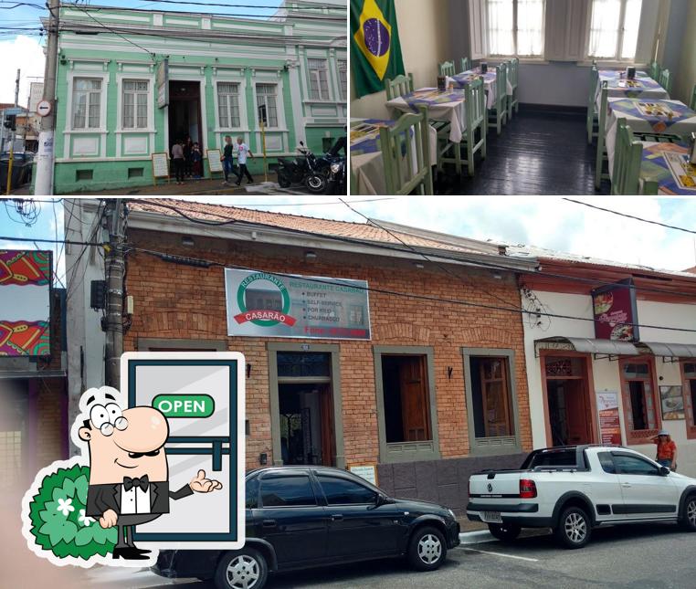 Confira a foto apresentando exterior e interior no Restaurante o Casarão