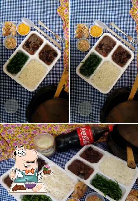 RESTAURANTE DIVINO SABOR - ALMOÇO & FEIJOADA serve uma seleção de sobremesas