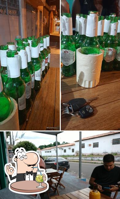 Entre diversos coisas, bebida e mesa de jantar podem ser encontrados a Calçada da Fama
