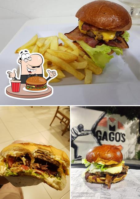 Experimente um dos hambúrgueres oferecidos no Gago's Burger