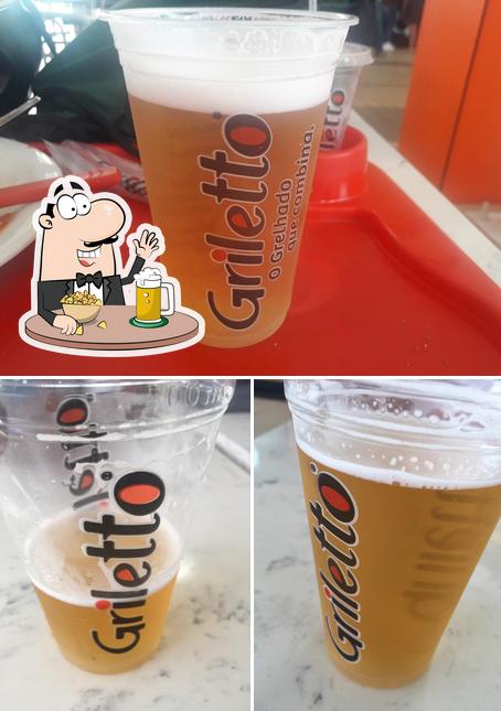 Desfute um copo de cerveja leve ou escura