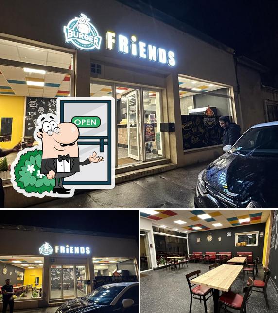 Parmi les diverses choses de la extérieur et la intérieur, une personne peut trouver sur Friends Burger