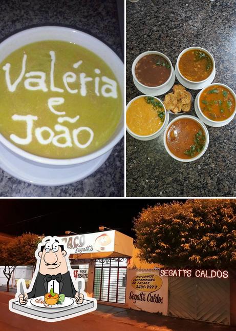 Esta é a foto mostrando comida e exterior no Segatt's Caldos