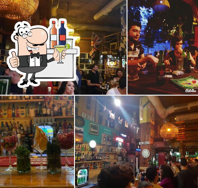 Regarder la photo de Tiki Bar