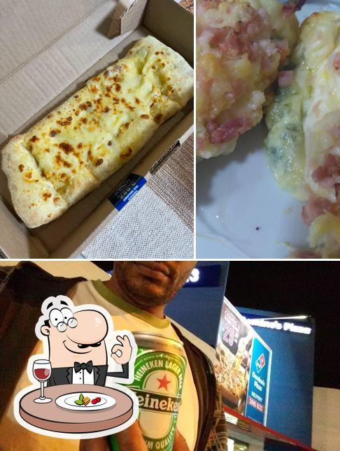 Entre diferentes coisas, comida e cerveja podem ser encontrados no Domino's Pizza - Jardim Botânico