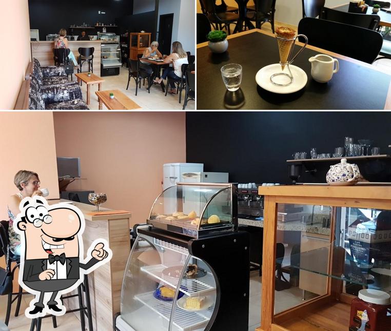 Sente em uma das mesas no Café Uno